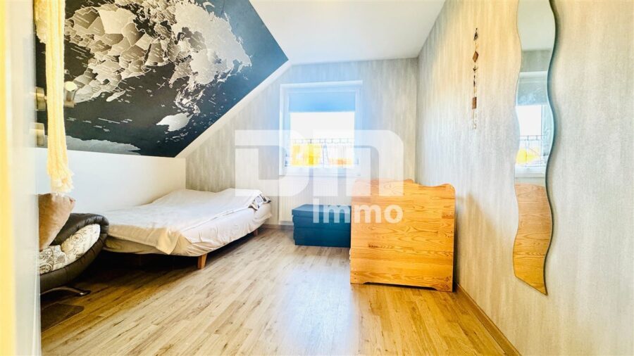 Umfangreich saniertes Einfamilienhaus mit großer Terrasse, Garage, Carport und Einliegerbereich - OG / DG Kind 1